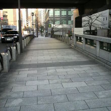 弾正橋の歩道の様子です。欄干の右側は、弾正橋公園になります。