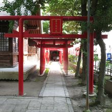 境内の中のお稲荷さん