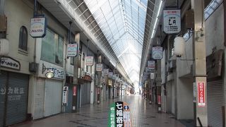 アーケード付の商店街
