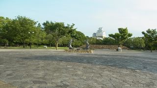 公園からは見事な姫路城を見ることができます。