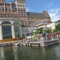 正面より裏へ回る