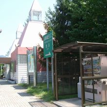 雛人形をモチーフにしたユニークなトイレの建物と飲み物の自販機