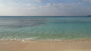 遠浅でたくさんの岩がある変わったビーチ