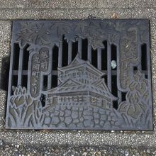 側溝のふたも丸岡城。城周辺で見られます。