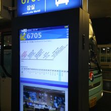 バス乗り場はハングルと英語です。