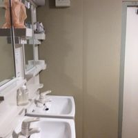 洗面台は狭い感じだけど、きれいに掃除されている