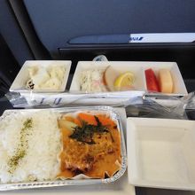 手渡されたトレーには既に空の容器が