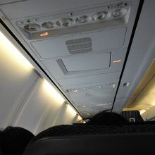 頭上のモニターを手で勝手にしまって（壊れるぞ）