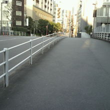 首都高速の上に架けられた新金橋の歩道と車道の様子です。