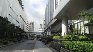 １階にスターバックスが入っています