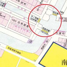 三ツ橋の標識は、弾正橋、白魚橋、真福寺橋の三つの橋の中間点に