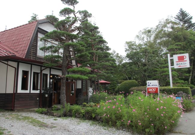 赤い屋根の喫茶店です