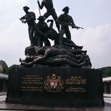 兵士のブロンズ像