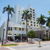 ホテルの正面エントランス。左側にスターバックスの店がある。