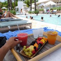 プールガーデンでくつろぐランチタイム。