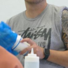 お兄さんがギュっと