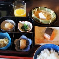 和朝食。ご飯かパンを選択できます。果物がなかったのが残念。