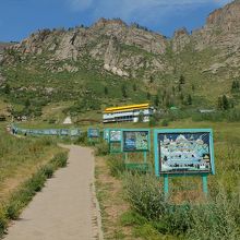 廟（画像右手）までの小道には、仏教の教えを示すプレートが。