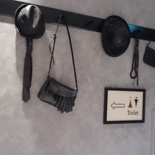 店内、トイレ前の廊下　飾りがおいてありおしゃれ