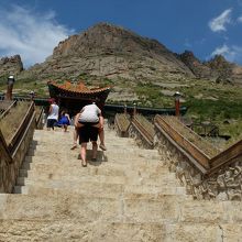 廟前の石段は108段。彼女を背負って上って行く強者がいました