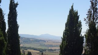 絵のように美しい町並みとオルチャの谷