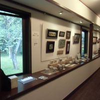 廊下でどなたかの個展が開かれていました。