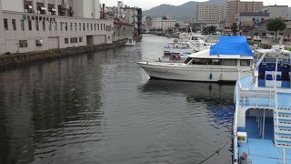 川幅は40?、今も現役の運河だ