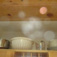 食器・ボール・器量カップ・など。ライトの光が入ってしまった。