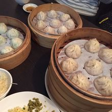 緑がかってるのがヘチマです