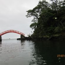 赤い太鼓橋が美しい