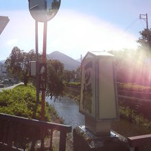 将棋にちなんだ橋が架かってます。