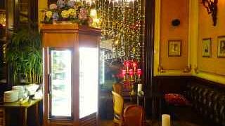 オペラ座前のカフェ