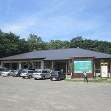 センターハウスが遊歩道入口にあります