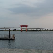 海と湖の境目です