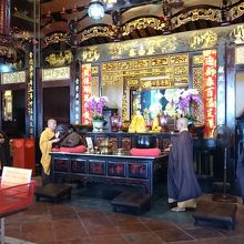 お坊さんが読経しています