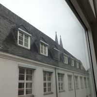 窓からの眺め。ケルン大聖堂の尖塔がチラ見え。