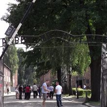 門「働けば自由になる」