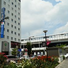 別角度からの写真。右が駅、左がホテルです。