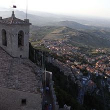 塔越しの町並み