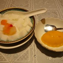 デザートのマンゴープリンと杏仁豆腐