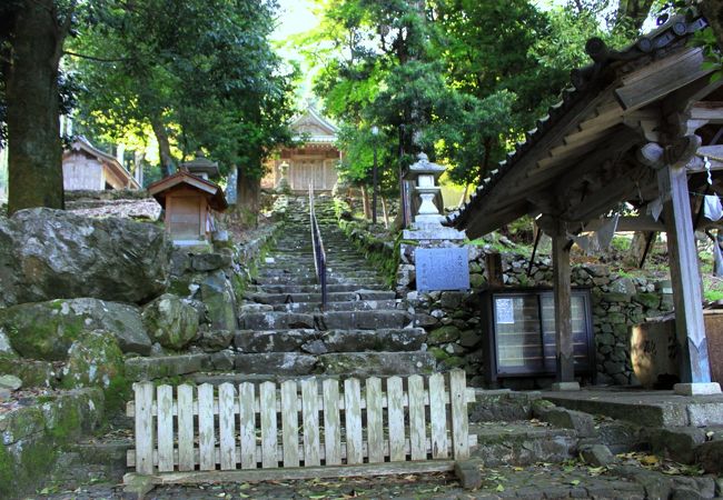 手水舎から先は土足厳禁です。