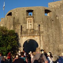 門には守護聖人が飾られています