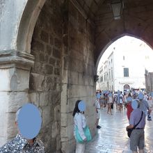 ピレ門から厚い城壁を抜けるとオノフリオの大噴水に出ます