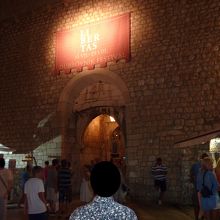 夜のピレ門も賑わっています