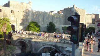 バス停から旧市街に入る一番大きな西の入口