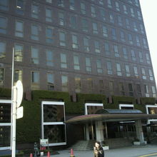 中央区役所の正面玄関です。階段があり、北東方向を向いています