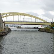 運河から海への出口に架けられた鉄橋