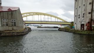 運河から海への出口に架けられた鉄橋