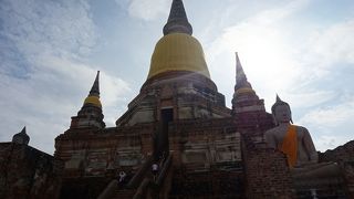 遠くからでも目立つ大きな仏塔