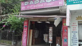 ポップなデザインのTシャツ屋